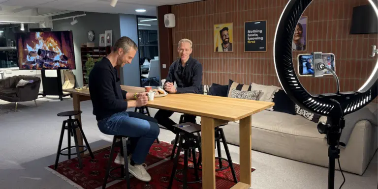 Kimmo Havu, CEO of Valona Intelligence, and Jeroen Lustig, CEO of A-INSIGHTS, in conversation about competitive intelligence and market research innovation in modern office setting